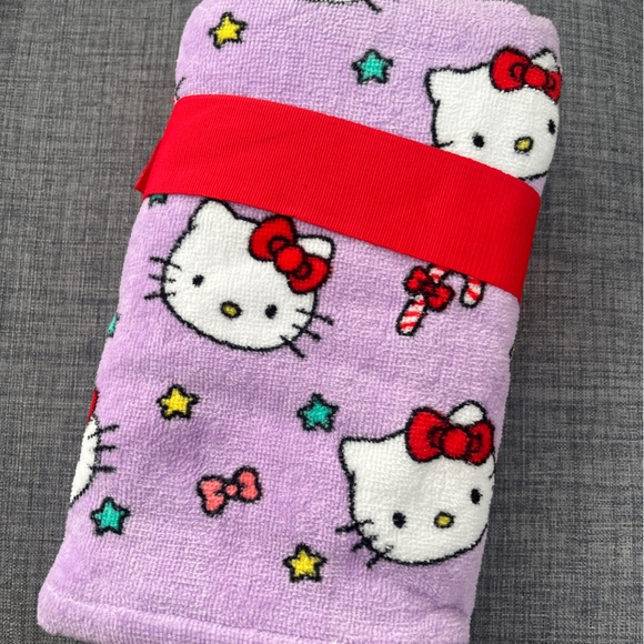 Hello Kitty Christmas Bathroom Hand Towel Set - Picture 2 of 2